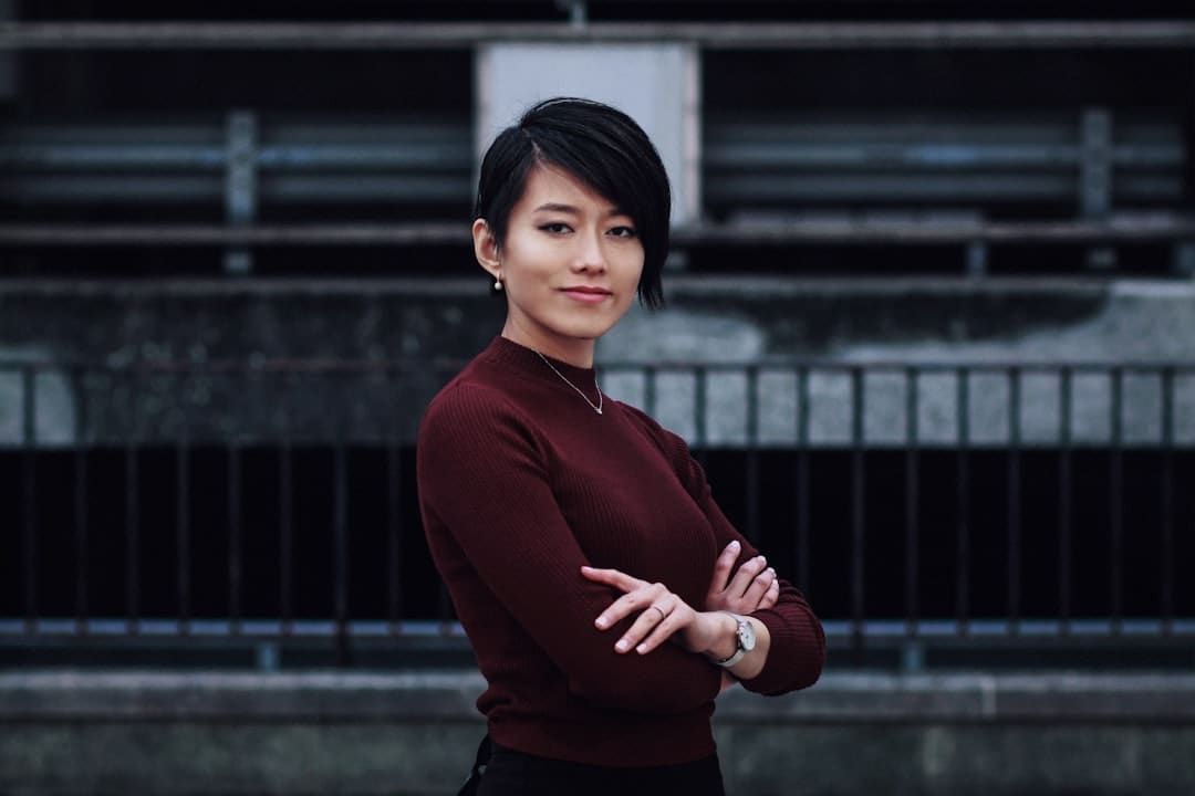 李龙基捧玫瑰接未婚妻出狱 两人此前现已约好终身